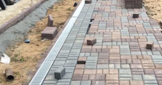 Профессиональная укладка плитки на улице в Сланцах в октябре