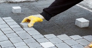 Монтаж тротуарной плитки на даче в Сланцах в октябре