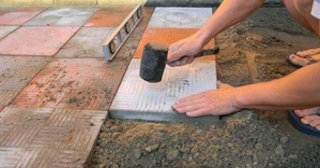 Укладка тротуарной плитки на основание в Сланцах в октябре