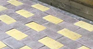 Укладка тротуарной плитки вокруг дома в Сланцах - цены от 827 руб.
