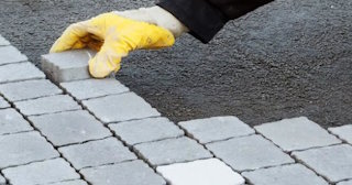 Укладка брусчатки в Сланцах - цена от 827 руб. за м2 | ТротуарнаяПлитка