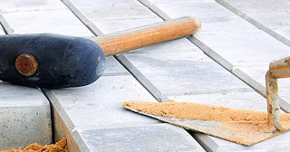 Профессиональная укладка тротуарной брусчатки в Сланцах в октябре
