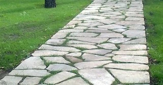 Профессиональная укладка камня на дорожки в Сланцах в октябре