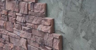 Качественная отделка цоколя фундамента снаружи в Сланцах в октябре