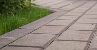 Профессиональная укладка тротуарных дорожек в Сланцах в октябре