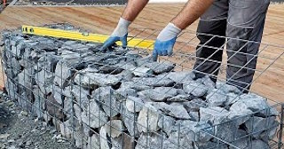 Устройство подпорной стенки из габионов в Сланцах в октябре